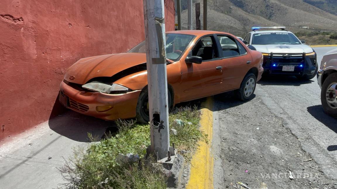 Saltillo: Auto se proyecta contra barda en Loma Linda; pareja y su hijo menor resultan lesionados