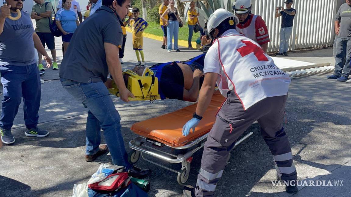 $!Paramédicos de la Cruz Roja trasladaron a Juan Adolfo al centro médico tras el accidente en la Ciudad Deportiva.