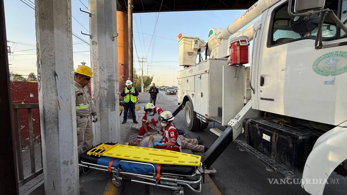 Empleado de CFE Saltillo cae mientras realizaba reparaciones