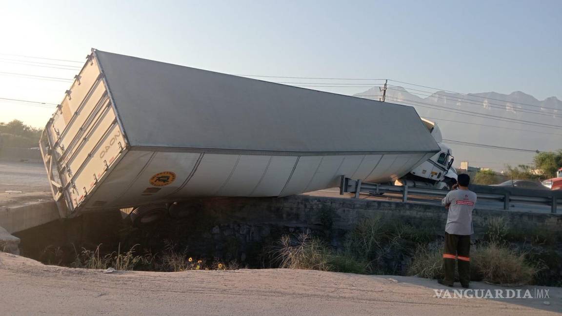 Tráiler cae en canalón y termina volcado sobre el Libramiento Noreste, en García, NL