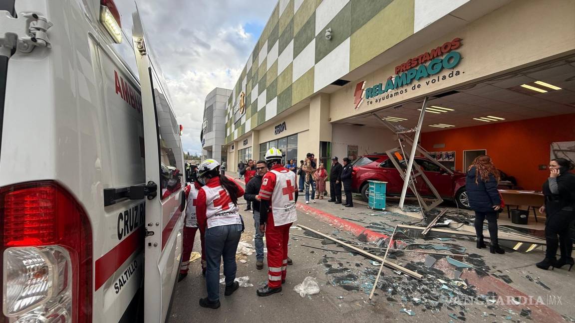 Automovilista se mete hasta el fondo en local de Plaza Mirasierra