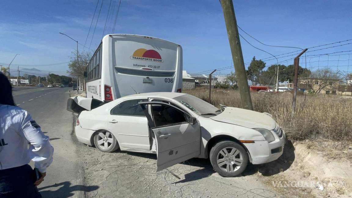 Le salen caros los cigarros: choca conductor ebrio y abandona su auto en Saltillo