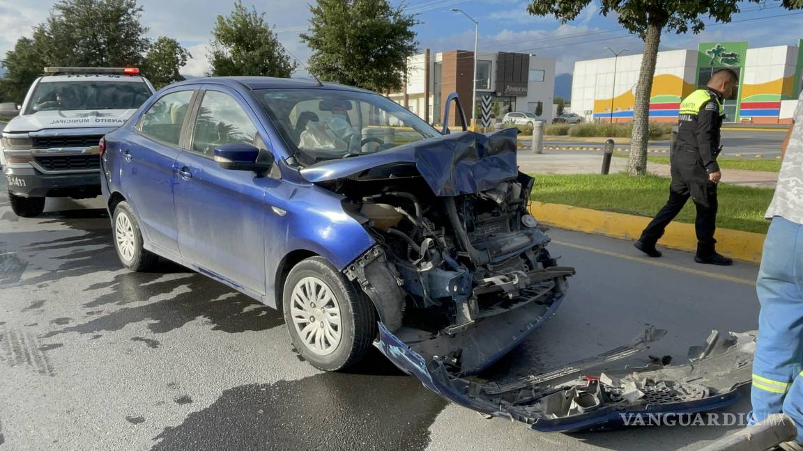 Saltillo: amanecido joven es detenido tras chocar por alcance al no ver un bordo en Los Valdés