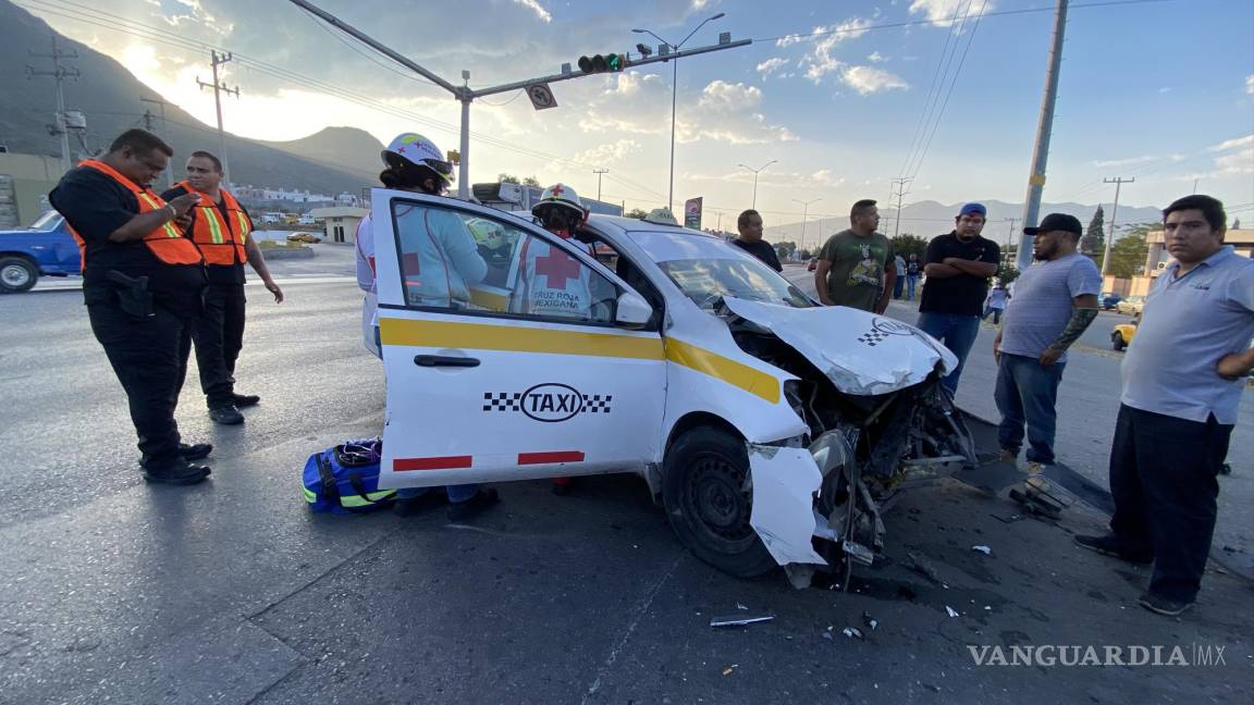 Taxista se estampa contra una camioneta, en Saltillo