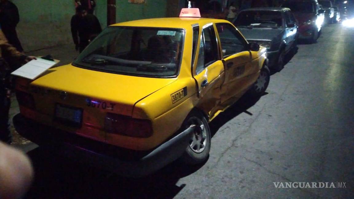 Taxi quita derecho de paso y es proyectado, en Saltillo