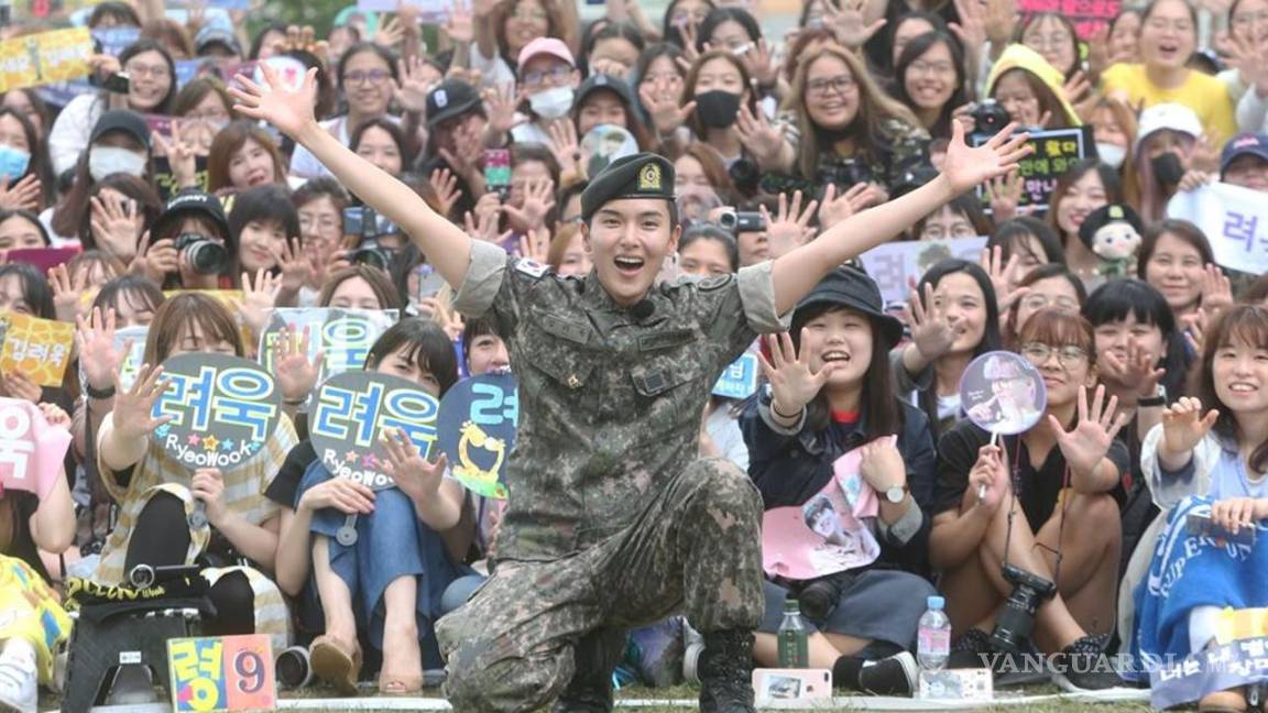 $!Ryeowook, miembro de Super Junior después de cumplir su servicio militar; fue recibido por miles de fans que esperaron con ansias su regreso. Al momento, tenía 31 años.