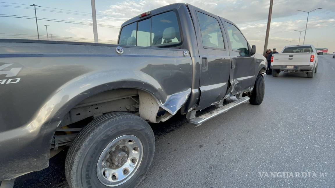 Se lleva barrera de contención y bloquea carril en Saltillo; quiso culpar a otro conductor