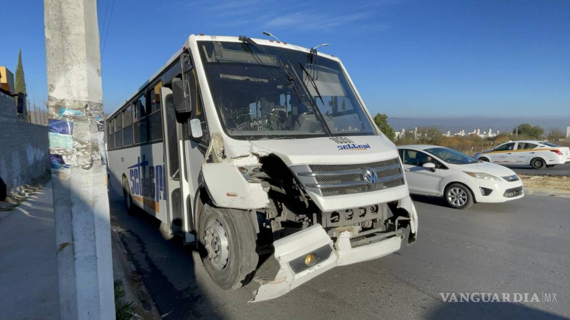 Lo deslumbra el sol y se estrella contra camioneta estacionada, al sur de Saltillo