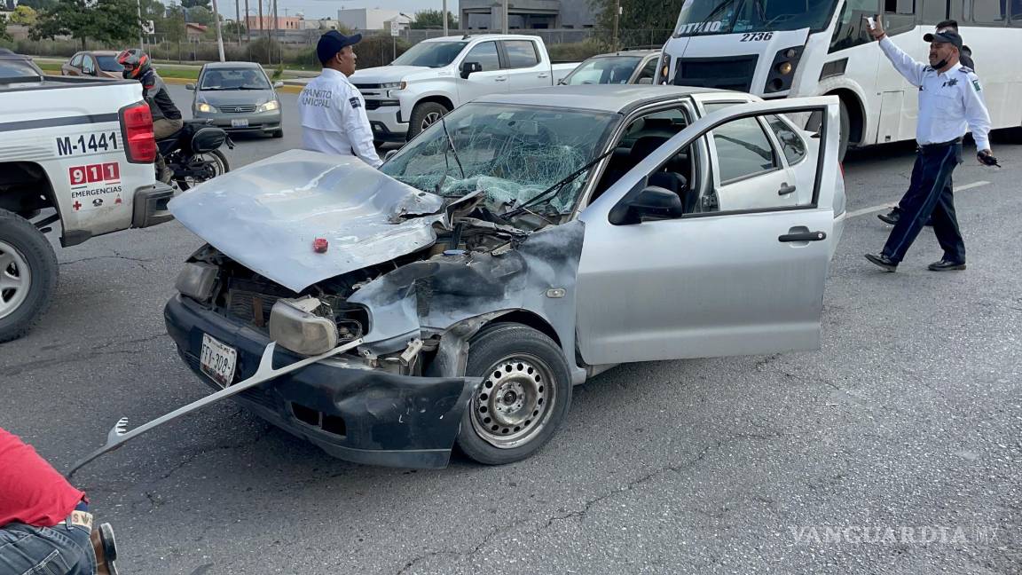 Accidente vial deja incrustado a auto debajo de camión; lo habían chocado