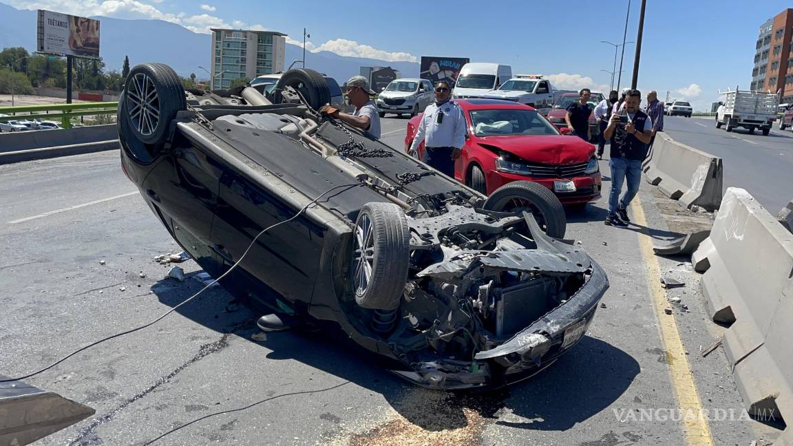 Tinaco provoca aparatoso choque con volcadura en puente de Saltillo, no se reportan heridos
