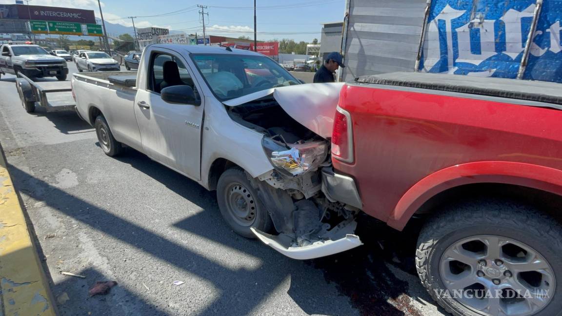 No alcanza a frenar y choca por alcance contra camioneta en periférico LEA de Saltillo