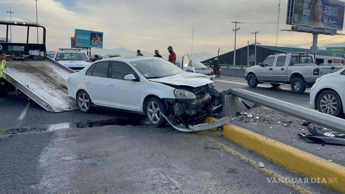 Conductora sube al camellón y derriba luminaria en Saltillo