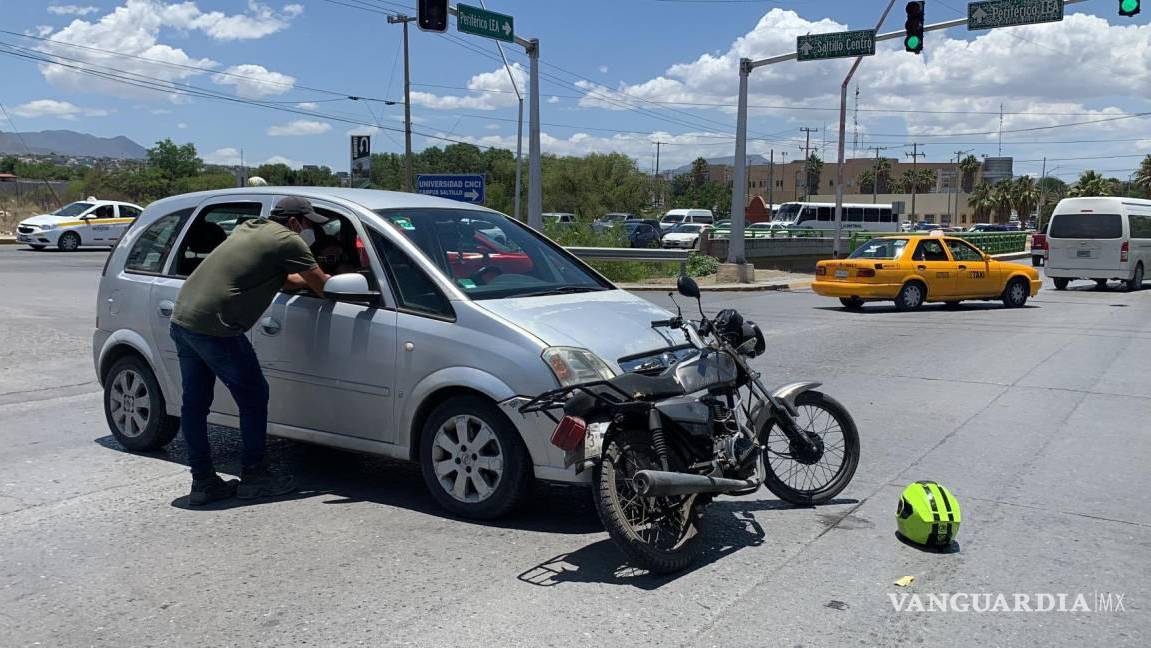 $!Un motociclista fue llevado al hospital para recibir atención médica.