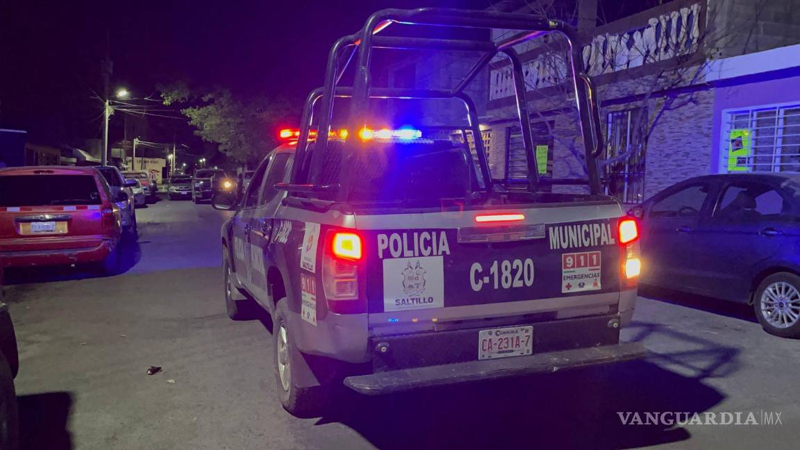 $!La Policía Municipal restringió el acceso a la vivienda mientras se realizaba el traslado al SEMEFO.