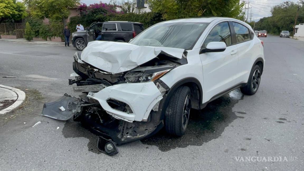 Camioneta termina con el frente destrozado tras accidente en Saltillo