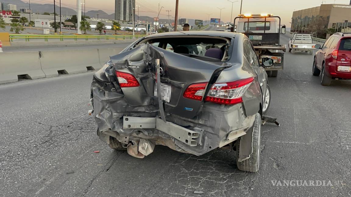 Acelerado joven destroza su auto al chocar contra barrera y señalamiento en Saltillo