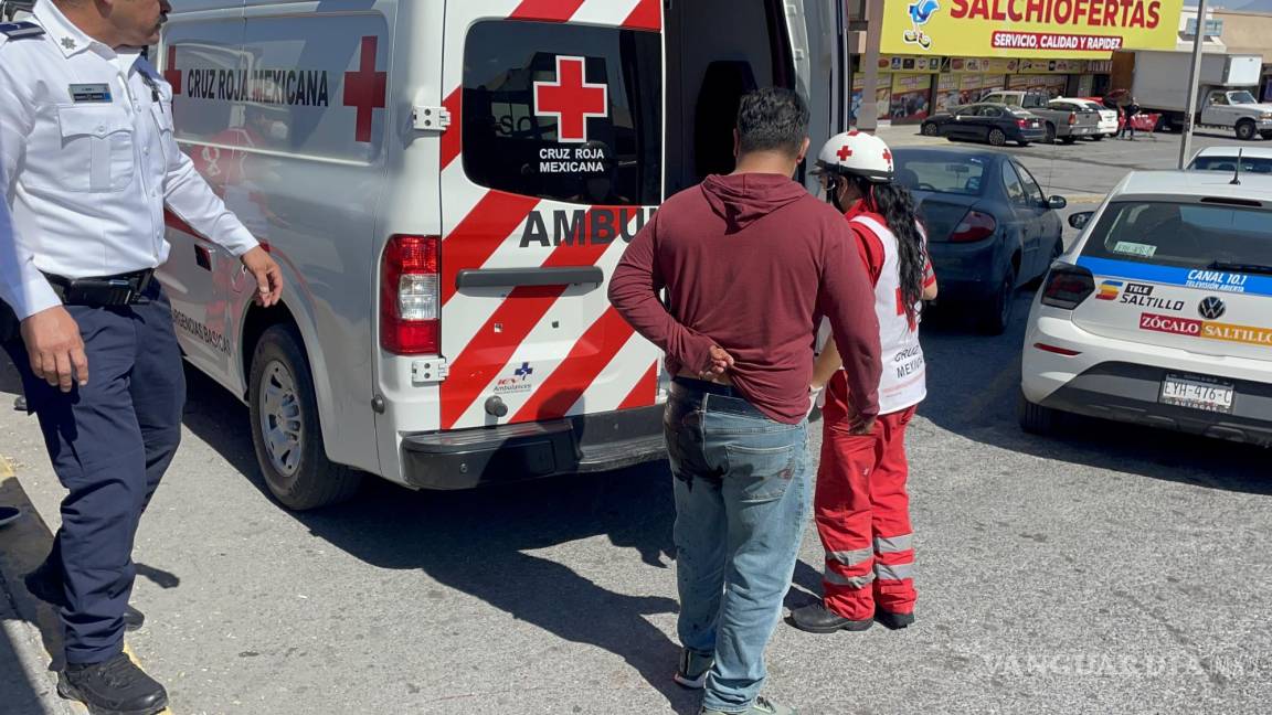 Pide paso a transportista y lo apuñalan en el glúteo en estacionamiento de Saltillo