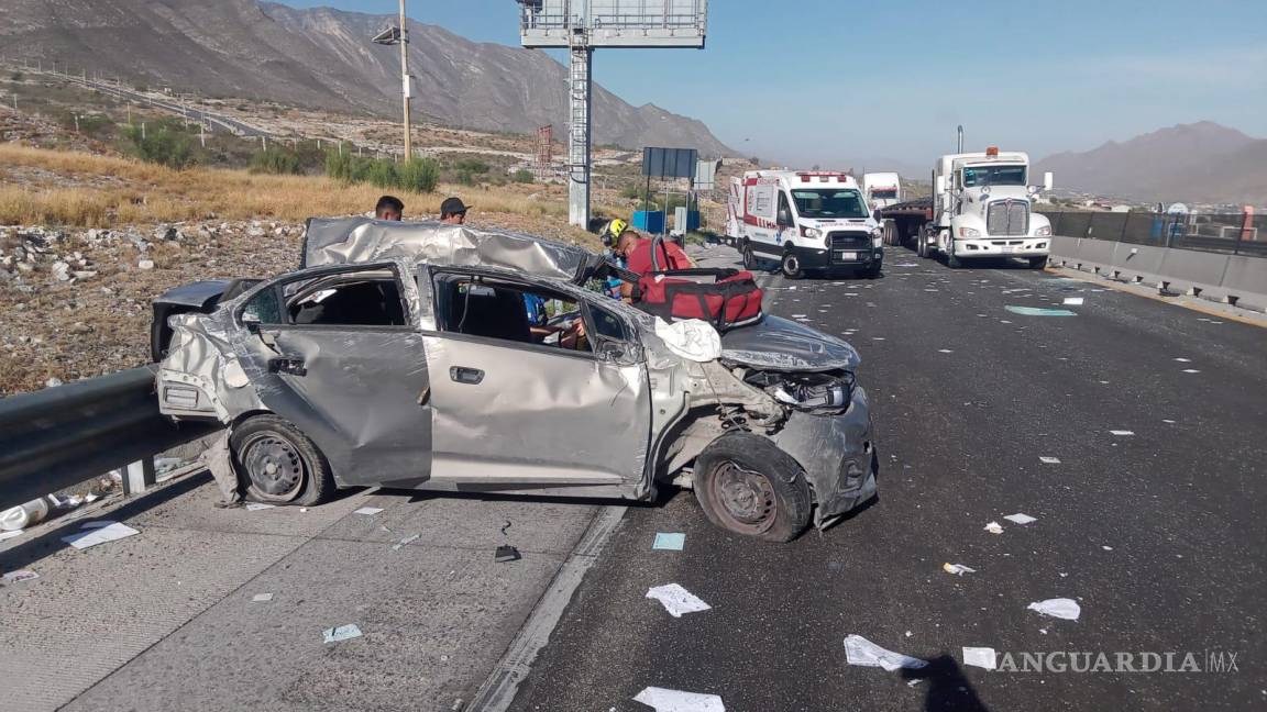 Conductor dormita y vuelca en la carretera a Monterrey