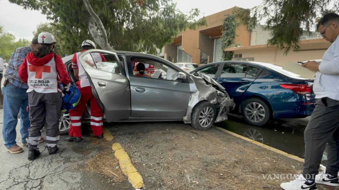 Da vuelta en ‘U’ y proyecta a automóvil contra otro vehículo al norte de Saltillo