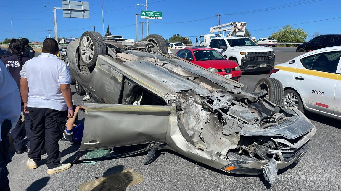 Se registra aparatosa volcadura en periférico LEA de Saltillo; conductor sufrió convulsiones