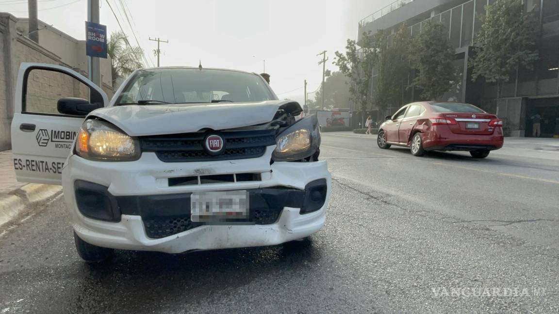 Intenta girar en ‘U’ y provoca accidente al norte de Saltillo; deja dos lesionados