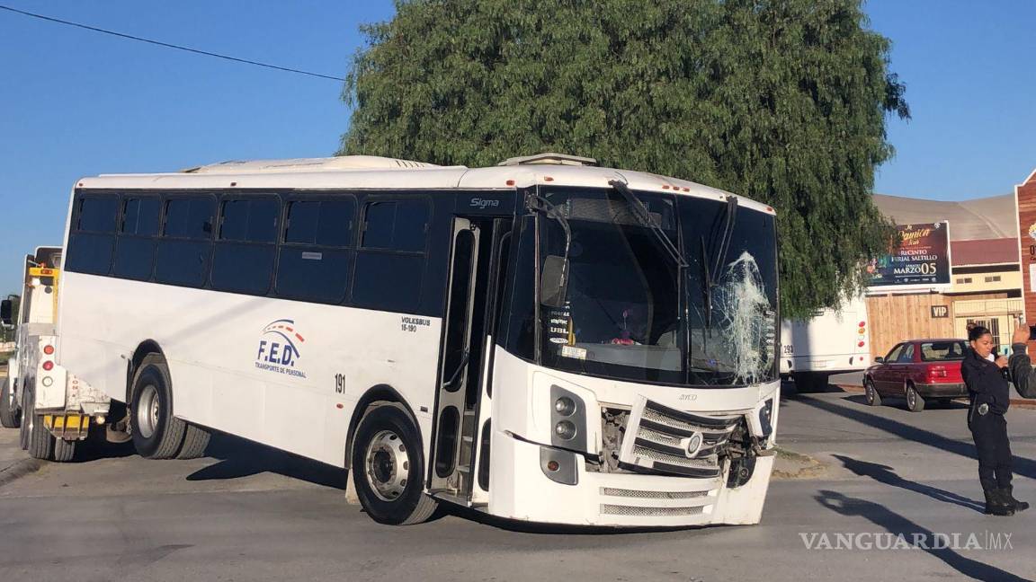 Choca y abandona su camión frente a Centro de Gobierno de Saltillo
