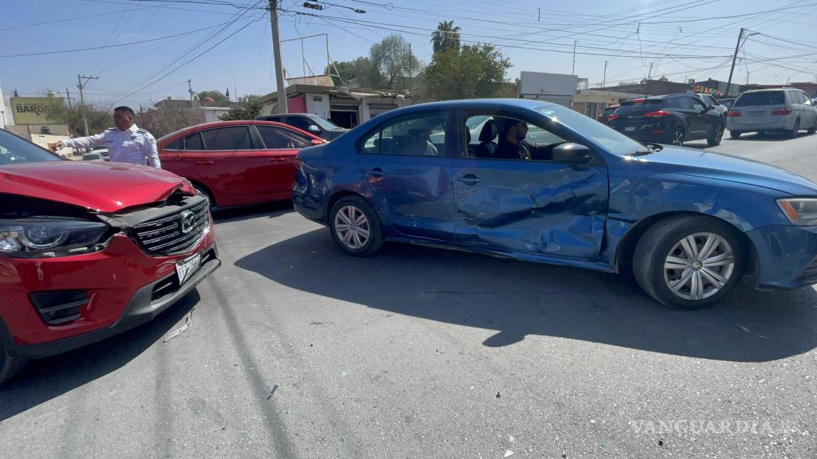 Falta de precaución causa accidente en el Centro de Saltillo; conductoras son valoradas en el sitio