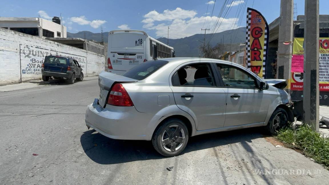Saltillo: por ir discutiendo con operador de transporte urbano, conductor choca contra auto estacionado