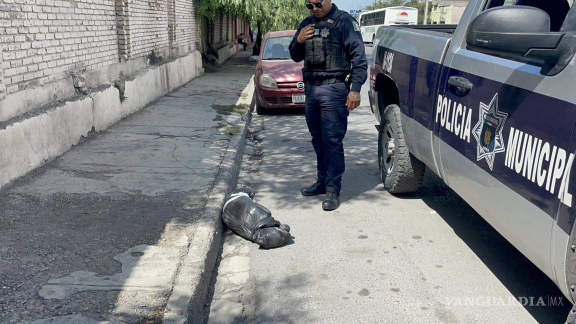 Autoridades encuentran en la vía pública el cuerpo de un perro embolsado, en Saltillo; pensaron que era una persona