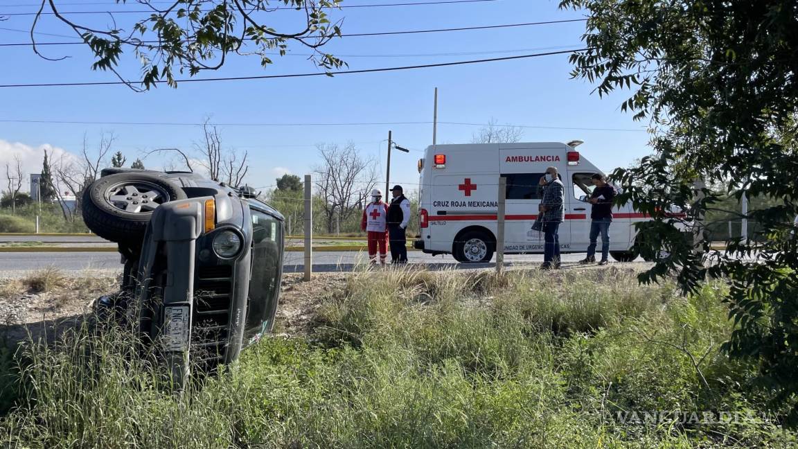 Choca mujer y se vuelca por conducir a exceso de velocidad en Saltillo