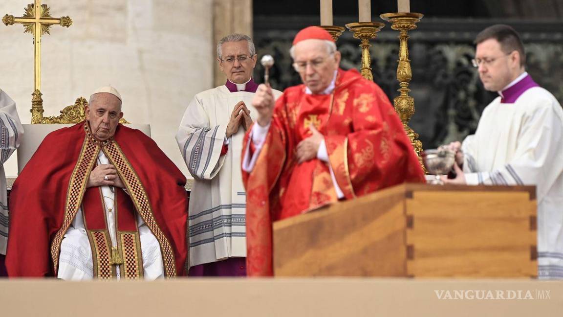 Así fue el histórico funeral de Benedicto XVI; por primera vez en la historia el Papa en funciones preside las exequias de su antecesor (video)