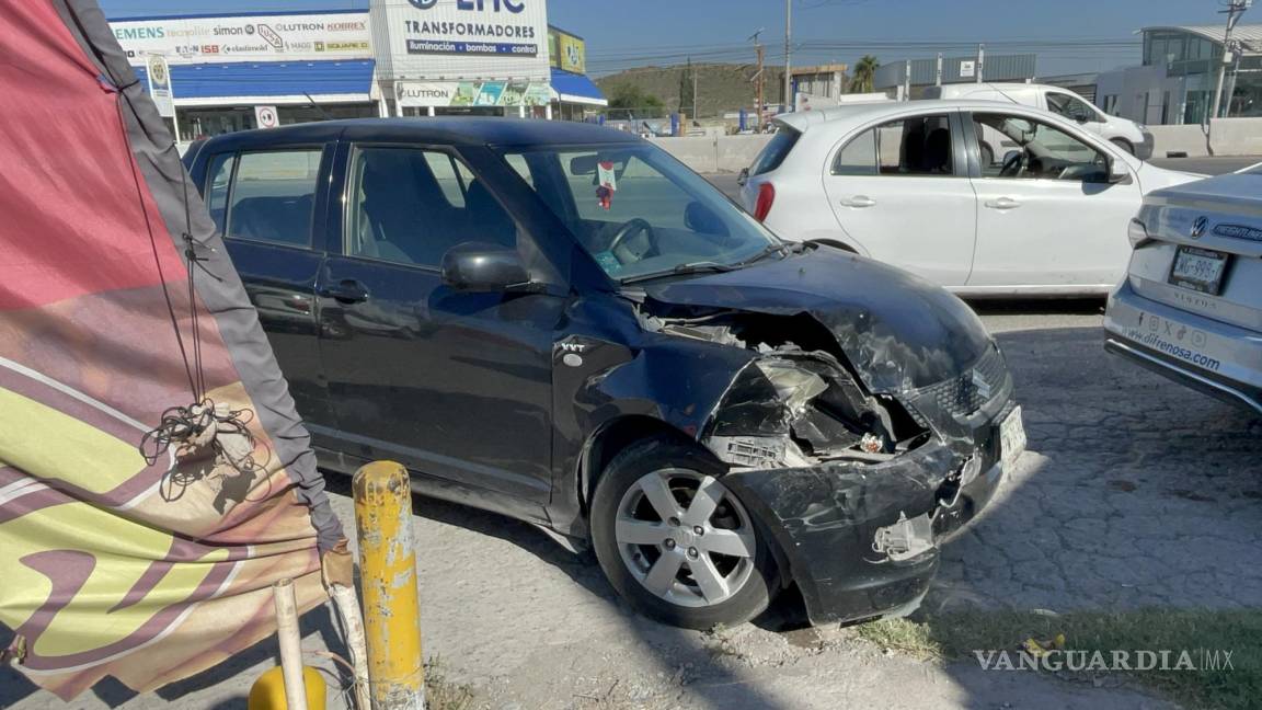 Choque por alcance deja tres vehículos dañados, al norte de Saltillo