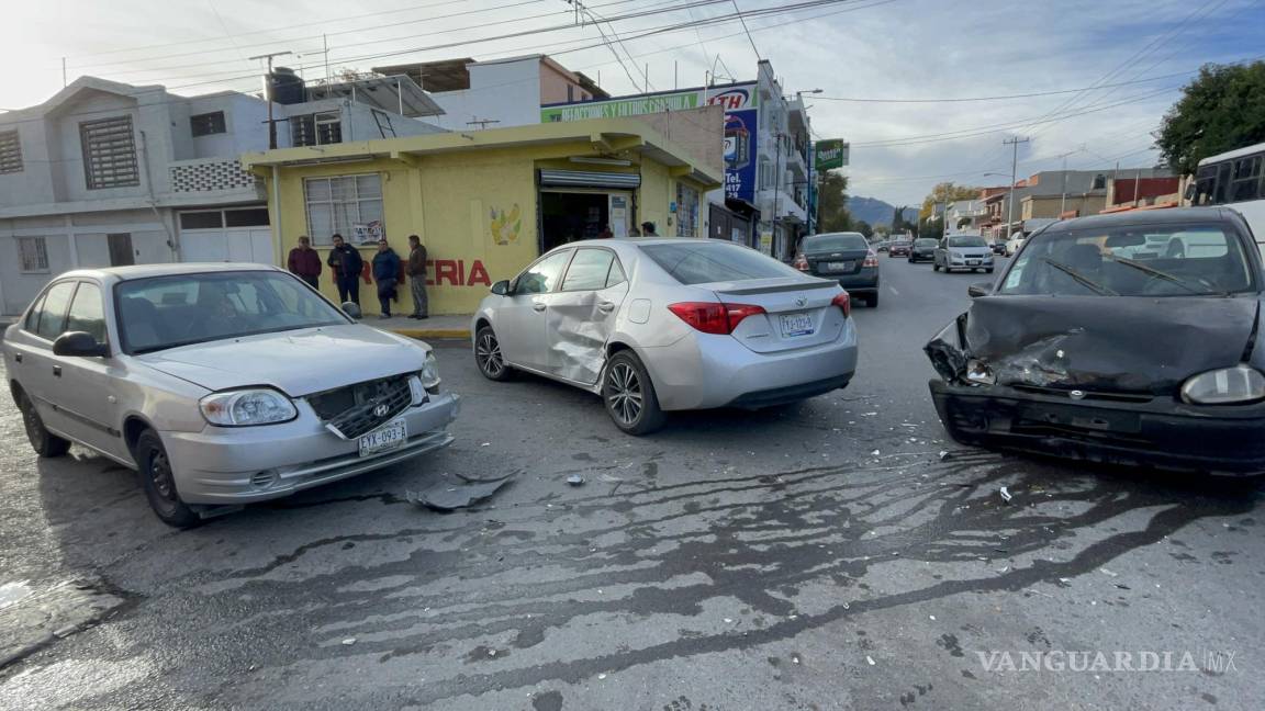 Saltillo: imprudente conductor se mete ‘a la brava’ y ocasiona doble colisión