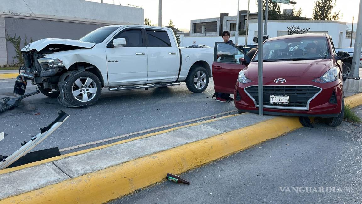 Saltillo: aparatoso accidente deja dos heridos; un menor y un adulto son trasladados a un hospital