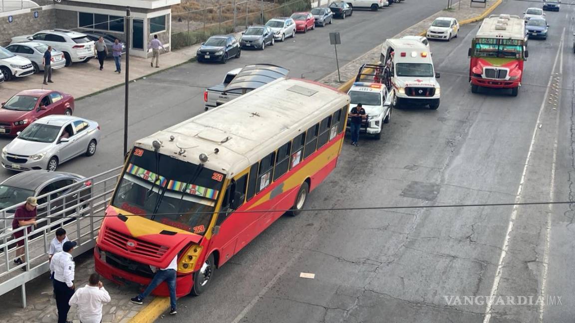 Camión embiste parabús con seis personas, en Saltillo