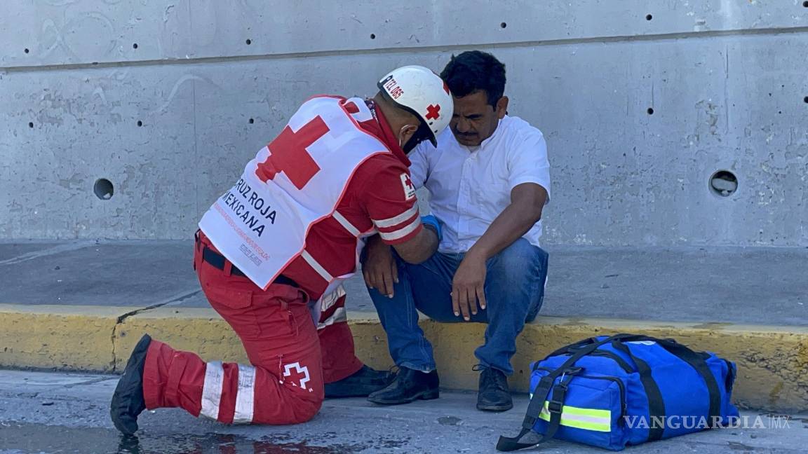 Le cierran el paso a taxista y vuelca en el Periférico de Saltillo