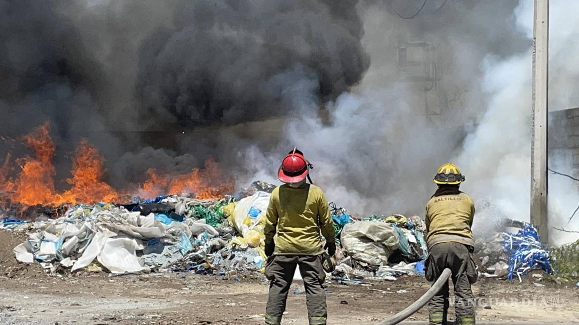 Arde predio con plástico entre las colonias Mirasierra y Loma Linda, al oriente de Saltillo