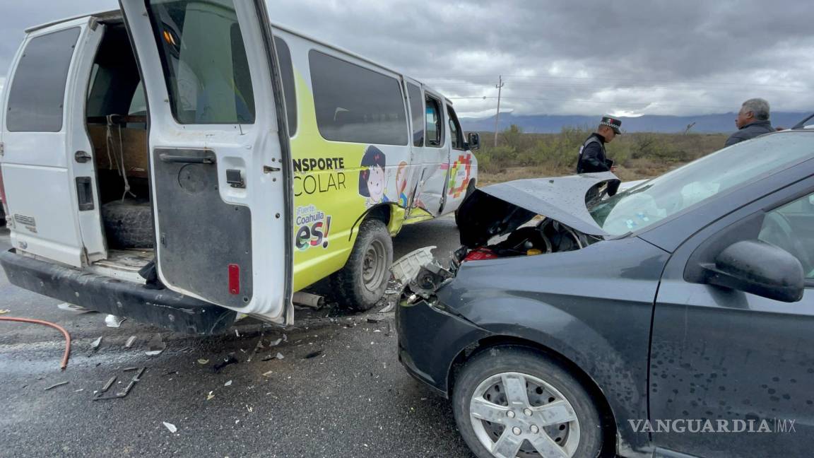Conductor de transporte escolar se atraviesa a automóvil y provoca accidente en la carretera Saltillo-Torreón