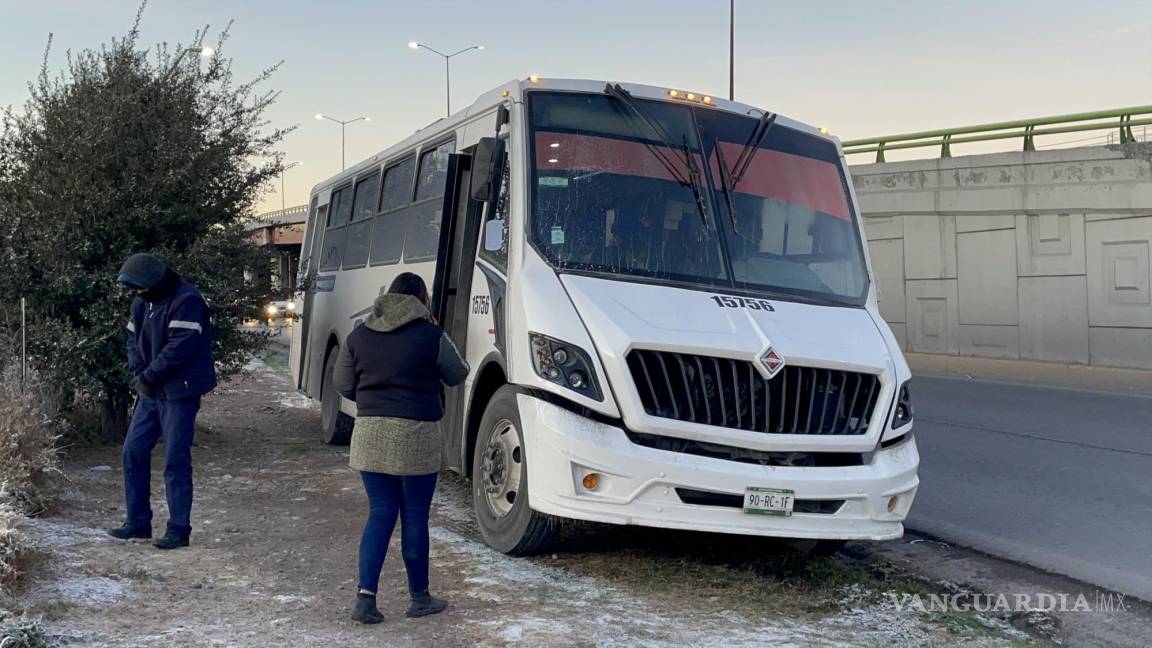 Choca transporte de personal contra auto tras perder el control en Saltillo; dos trabajadores lesionados