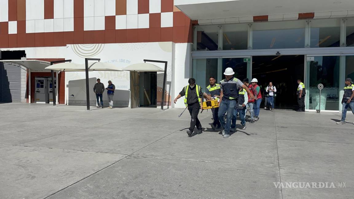 Trabajador cae sobre su compañero desde una altura de ocho metros, en Saltillo