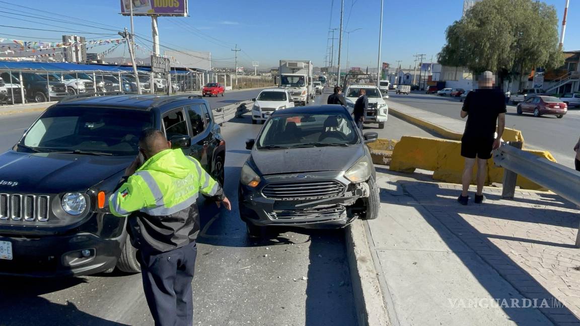 Acelerado evita choque y se sube al camellón, al norte de Saltillo; genera caos vial