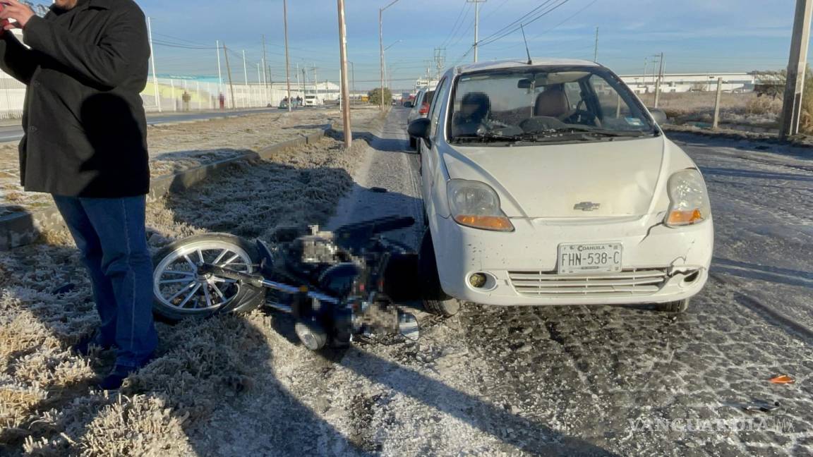 Derrapa motociclista, se orilla y lo impactan al oriente de Saltillo; resulta lesionado