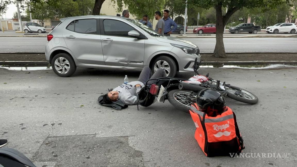 Quita el paso y derriba a repartidora al norte de Saltillo; le niegan ambulancia
