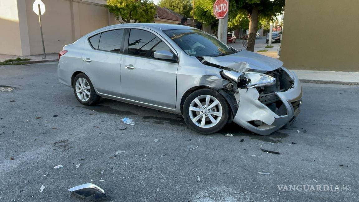 Mujer no hace alto total y la impactan, en crucero de Saltillo