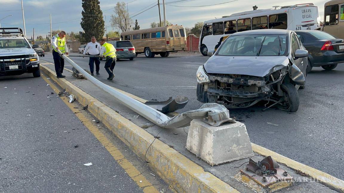 Saltillo: joven choca y tira luminaria; dijo que ‘se le atoró la chancla’