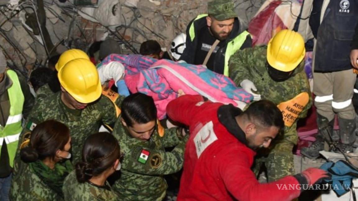 Brigadistas mexicanos rescatan a una mujer con vida de los escombros de un edificio en Turquía