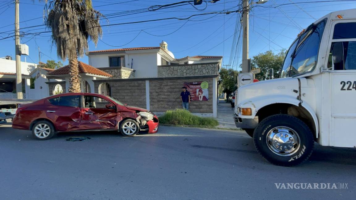 Saltillo: joven no hace alto y se le atraviesa a ruta 8 Morelos; tres pasajeros quedan lesionados tras choque