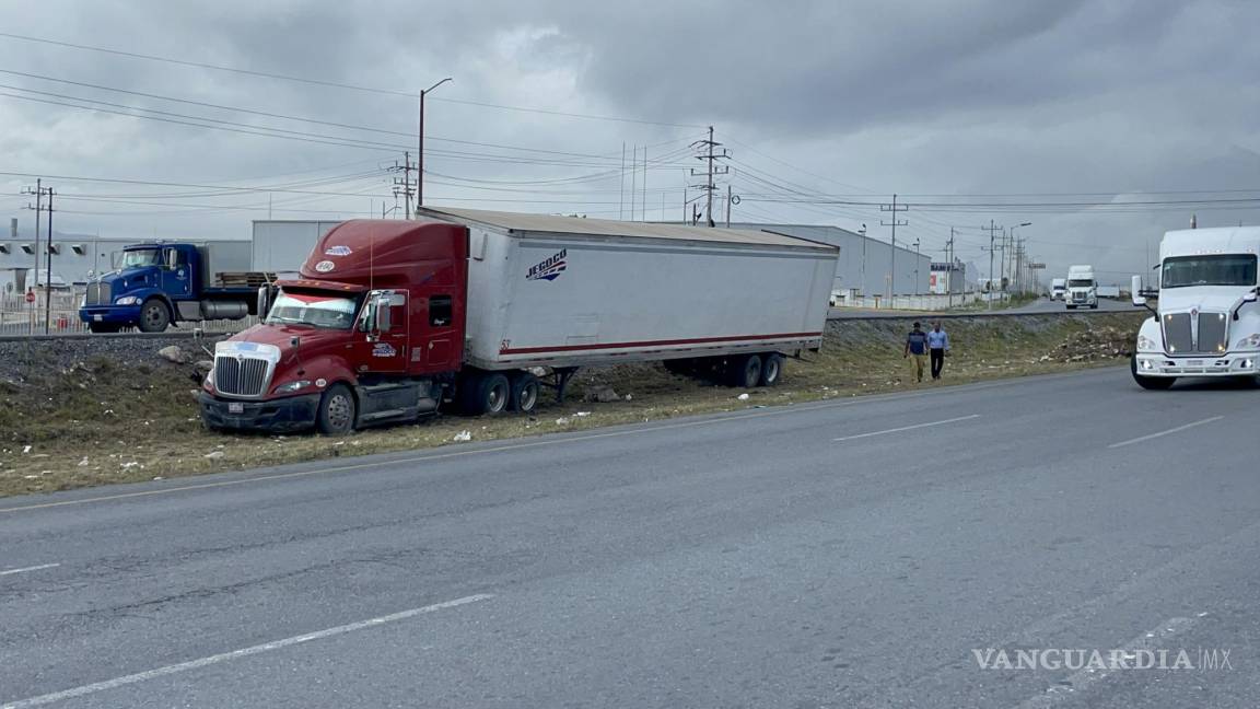 Tráiler casi vuelca en el Libramiento OFT; termina a un costado de la carretera