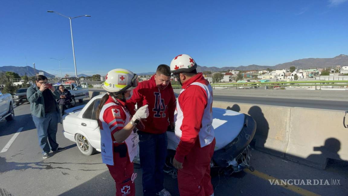 Saltillo: joven en estado de ebriedad destroza su auto al chocar contra barrera de contención