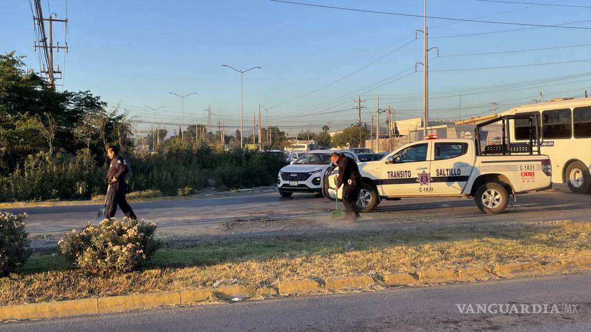 Policías se arman con escobas y palas para limpiar tras choque cervecero en Saltillo